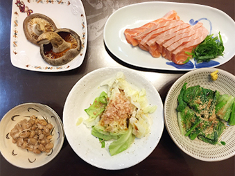 サーモンの刺身、シイタケ、納豆、キャベツ（電子レンジで温めたもの）、小松菜のお浸し