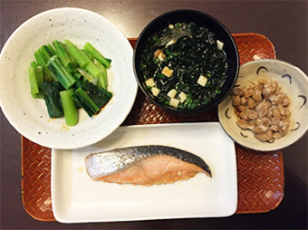 鮭（セブンイレブンのものを電子レンジで温めるだけ）、小松菜のお浸し、納豆、味噌汁