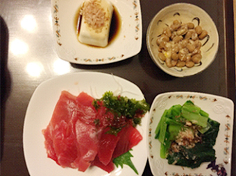 マグロ赤身の刺身、小松菜のお浸し、納豆、豆腐（夜は納豆か豆腐のどちらかで基本OKです。）