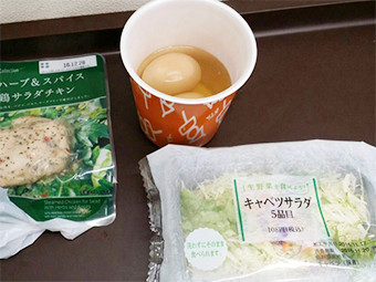 ささみ（ボイルしたもの、味付けはわさび醤油）、ホウレンソウの胡麻和え、納豆、味噌汁