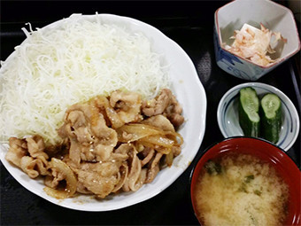 ささみの燻製（ファミリーマートで購入）、サラダ（鳥の胸肉入り）、ゆでたまご、豆腐→これらはすべてコンビニで購入