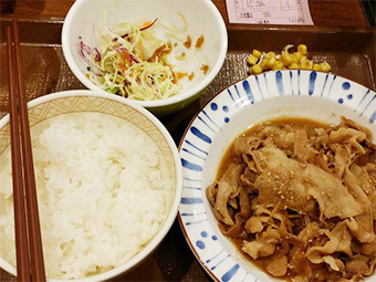 マグロ赤身の刺身、小松菜のお浸し、納豆、豆腐（夜は納豆か豆腐のどちらかで基本OKです。）