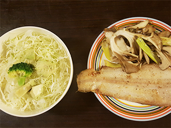 サラダ、ホッケ、舞茸とアスパラの炒め物