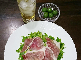 ルッコラと生ハムのサラダ、オリーブ、ハイボール、その他チキンや糖質ゼロ麺のパスタなど