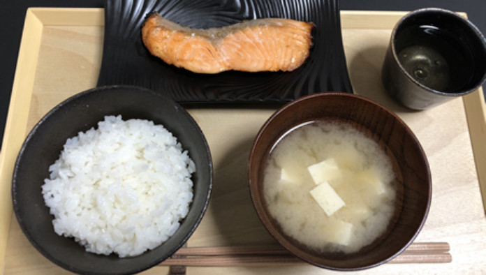 和食（白米、とうふの味噌汁、鮭の塩焼き）