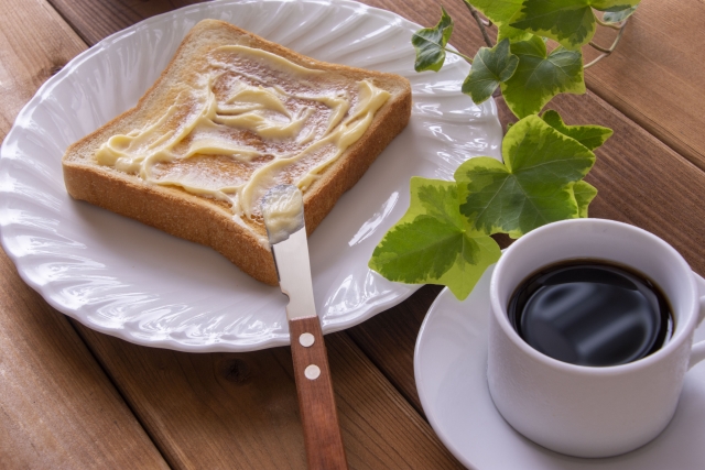 バターを塗ったトーストとコーヒー