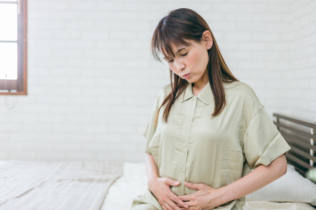 便秘に悩む女性