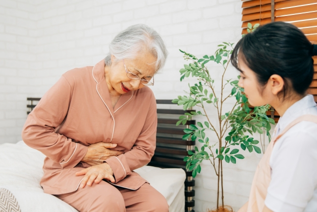 便秘でお腹が痛い高齢女性