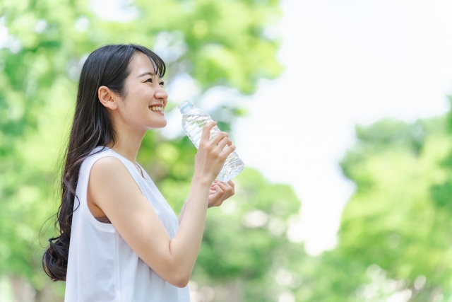 水を飲む女性