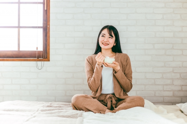 ヨーグルトを食べる女性