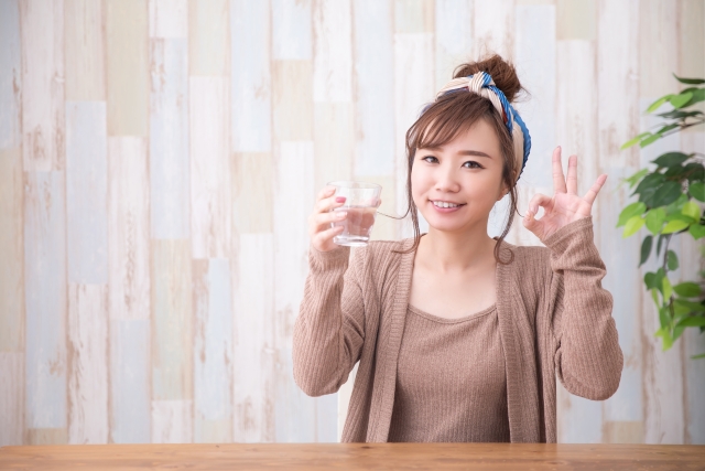 水を飲む女性