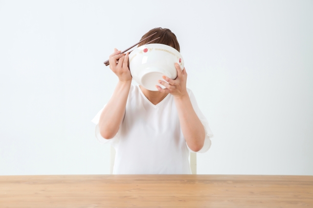 ラーメンを食べる女性